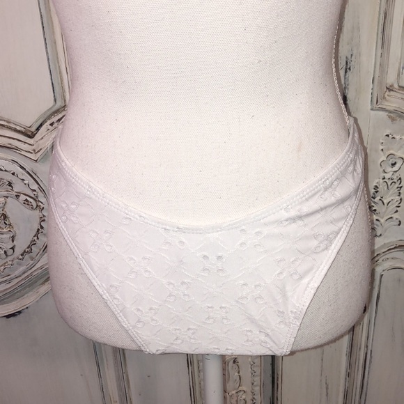 Eyelet Lace Three Piece Bikini Set Size Large - Picture 11 of 15